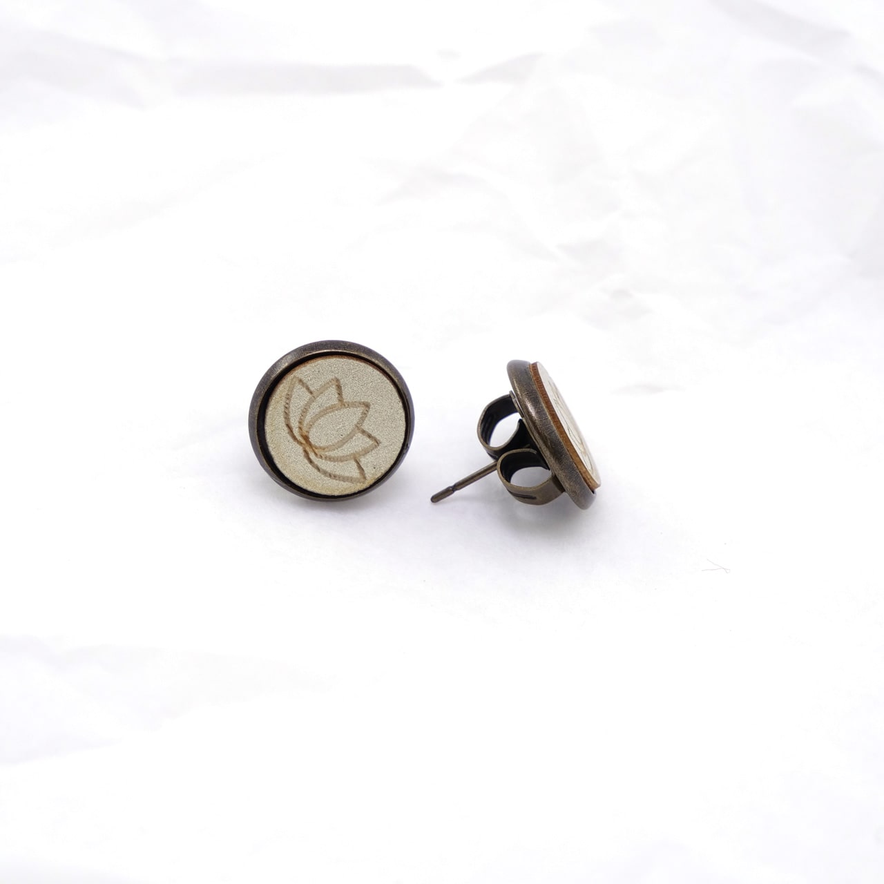 Ohrstecker Holz Lotus gold Seite
