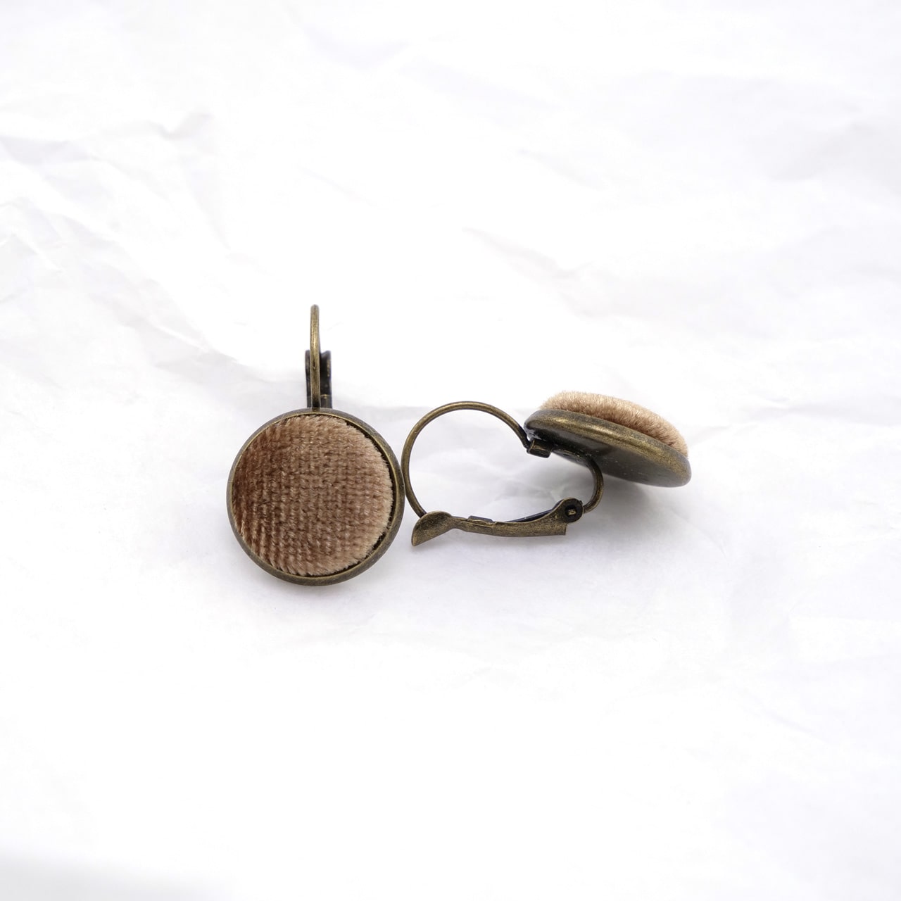 Ohrring Samt beige Seite